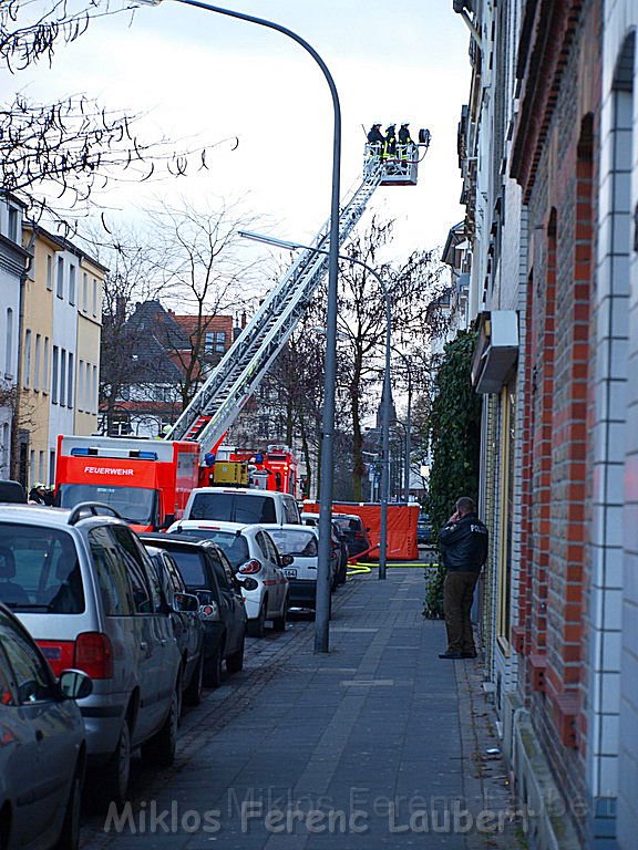 Einsatz Feuerwehr SEK Polizei Koeln Nippes Merheimerstr P154.JPG